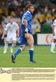 FUSSBALL EUROPAMEISTERSCHAFT 2012 VIERTELFINALE England - Italien 24.06.2012 Daniele De Rossi (Italien) zeigt viel Bein 
