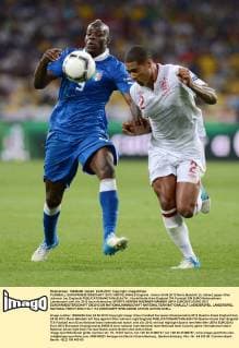 FUSSBALL EUROPAMEISTERSCHAFT 2012 VIERTELFINALE England - Italien 24.06.2012 Mario Balotelli (li, Italien) gegen Glen Johnson (re, England) 
