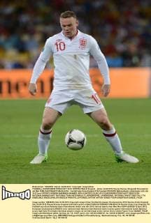 FUSSBALL EUROPAMEISTERSCHAFT 2012 VIERTELFINALE England - Italien 24.06.2012 Wayne Rooney (England) Einzelaktion am Ball 