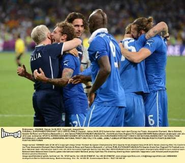 FUSSBALL EUROPAMEISTERSCHAFT 2012 VIERTELFINALE England - Italien 24.06.2012 Italienischer Jubel nach dem Einzug ins Finale: Alessandro Diamanti, Mario Balotelli, Daniele De Rossi und Federico Balzaretti (v.l., alle Italien) 