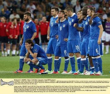 FUSSBALL - EURO 2012, ENG vs ITA KIEW,UKRAINE,24.JUN.12 - FUSSBALL - UEFA Europameisterschaft 2012 in Polen und der Ukraine, Länderspiel, Viertelfinale, England vs Italien. Bild zeigt die Mannschaft von Italien. Keywords: Elfmeterschiessen. 