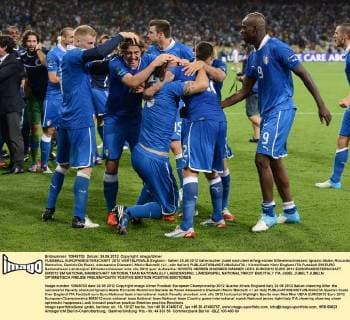 FUSSBALL EUROPAMEISTERSCHAFT 2012 VIERTELFINALE England - Italien 24.06.2012 Italienischer Jubel nach dem erfolgreichen Elfmeterschiessen: Ignazio Abate, Riccardo Montolivo, Daniele De Rossi, Alessandro Diamanti, Mario Balotelli (v.l., alle Italien) 