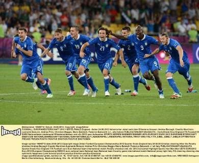 FUSSBALL EUROPAMEISTERSCHAFT 2012 VIERTELFINALE England - Italien 24.06.2012 Italienischer Jubel nach dem Elfmeterschiessen: Andrea Barzagli, Claudio Marchisio. Leonardo Bonucci, Andrea Pirlo, Christian Maggio, Mario Balotelli, Federico Balzaretti (v.l., alle Italien) 