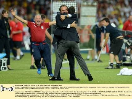 Cesare PRANDELLI mit seinem Sohn NICOLO (Italy) Kiev 24 06 2012 Euro 2012 allexsabba