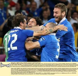 ITALIEN Team Mannschaft Jubel, Freude, Emotionen, Feiern, Lachen, jubelt, freuen, reisst die Arme hoch, ballt die Faust , Daniele de ROSSI, ITA6,Alessandro DIAMANTI, ITA22, ITALIEN - ENGLAND ( : ) Viertelfinale Fussball Nationalmannschaft, Italy, United Kingdom EM Euro 2012 am 24.06.2012 in Kiew U K R A I N E , Europameisterschaft 2012 in P o l e n, U k r a i n e -