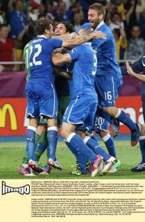 ITALIEN Team Mannschaft Jubel, Freude, Emotionen, Feiern, Lachen, jubelt, freuen, reisst die Arme hoch, ballt die Faust , Daniele de ROSSI, ITA6,Alessandro DIAMANTI, ITA22, ITALIEN - ENGLAND ( : ) Viertelfinale Fussball Nationalmannschaft, Italy, United Kingdom EM Euro 2012 am 24.06.2012 in Kiew U K R A I N E , Europameisterschaft 2012 in P o l e n, U k r a i n e -