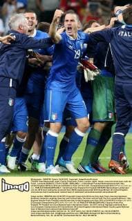 ITALIEN Team Mannschaft Jubel, Freude, Emotionen, Feiern, Lachen, jubelt, freuen, reisst die Arme hoch, ballt die Faust , Leonardo BONUCCI, ITA19 ITALIEN - ENGLAND ( : ) Viertelfinale Fussball Nationalmannschaft, Italy, United Kingdom EM Euro 2012 am 24.06.2012 in Kiew U K R A I N E , Europameisterschaft 2012 in P o l e n, U k r a i n e -