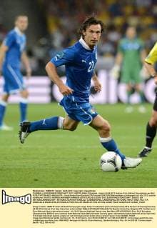 FUSSBALL EUROPAMEISTERSCHAFT 2012 VIERTELFINALE England - Italien 24.06.2012 Andrea Pirlo (Italien) Einzelaktion am Ball 