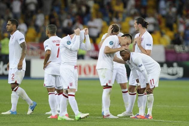 Spieler England ,v.li:Glen JOHNSON (ENG) ,Theo WALCOTT (ENG) ,Wayne ROONEY (ENG),John TERRY (ENG),Ashley YOUNG (ENG),Andy CARROLL (ENG),Enttäuschung,Frust,enttäuscht,frustriert,niedergeschlagen nach verlorenem Elfmeterschiessen. Spiel 28,Viertelfinale ,England (ENG)-Italien(ITA) am 24.06.2012 in Kiew. Fussball UEFA EURO 2012 P o l e n U k r a i n e vom 08.06. - 01.07.2012.