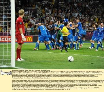 kollektiver Jubel,Freude,Begeisterung nach dem entscheidenden Elfmeter,Strafstoss zum 4-2. Elfmeterschiessen.li:Joe HART (ENG),Torwart . Spiel 28,Viertelfinale ,England (ENG)-Italien(ITA) am 24.06.2012 in Kiew. Fussball UEFA EURO 2012 P o l e n U k r a i n e vom 08.06. - 01.07.2012.