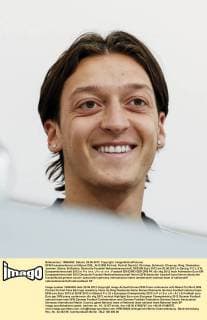DFB Pressekonferenz mit Mesut ÖZIL, Nr.8 DFB Portrait, Porträt Gesicht, Ohrringe, Schmuck, Close-up, Ring, Diamanten, Juwelen, Steine, Brillanten, Deutsche Fussball Nationalmannschaft, DFB EM Euro 2012 am 25.06.2012 in Danzig, P O L E N, Europameisterschaft 2012 in P o l e n, U k r a i n e