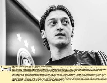 DFB Pressekonferenz mit Mesut ÖZIL, Nr.8 DFB Portrait, Porträt Gesicht, Ohrringe, Schmuck, Close-up, Ring, Diamanten, Juwelen, Steine, Brillanten, Deutsche Fussball Nationalmannschaft, DFB EM Euro 2012 am 25.06.2012 in Danzig, P O L E N, Europameisterschaft 2012 in P o l e n, U k r a i n e