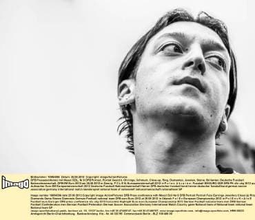 DFB Pressekonferenz mit Mesut ÖZIL, Nr.8 DFB Portrait, Porträt Gesicht, Ohrringe, Schmuck, Close-up, Ring, Diamanten, Juwelen, Steine, Brillanten, Deutsche Fussball Nationalmannschaft, DFB EM Euro 2012 am 25.06.2012 in Danzig, P O L E N, Europameisterschaft 2012 in P o l e n, U k r a i n e
