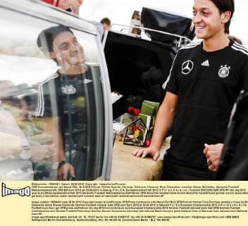 DFB Pressekonferenz mit Mesut ÖZIL, Nr.8 DFB Portrait, Porträt Gesicht, Ohrringe, Schmuck, Close-up, Ring, Diamanten, Juwelen, Steine, Brillanten, Deutsche Fussball Nationalmannschaft, DFB EM Euro 2012 am 25.06.2012 in Danzig, P O L E N, Europameisterschaft 2012 in P o l e n, U k r a i n e