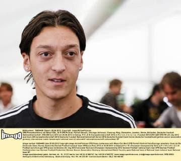 DFB Pressekonferenz mit Mesut ÖZIL, Nr.8 DFB Portrait, Porträt Gesicht, Ohrringe, Schmuck, Close-up, Ring, Diamanten, Juwelen, Steine, Brillanten, Deutsche Fussball Nationalmannschaft, DFB EM Euro 2012 am 25.06.2012 in Danzig, P O L E N, Europameisterschaft 2012 in P o l e n, U k r a i n e