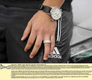 DFB Pressekonferenz mit Mesut ÖZIL, Nr.8 DFB Portrait, Porträt Gesicht, Ohrringe, Schmuck, Close-up, Ring, Diamanten, Juwelen, Steine, Brillanten, Deutsche Fussball Nationalmannschaft, DFB EM Euro 2012 am 25.06.2012 in Danzig, P O L E N, Europameisterschaft 2012 in P o l e n, U k r a i n e