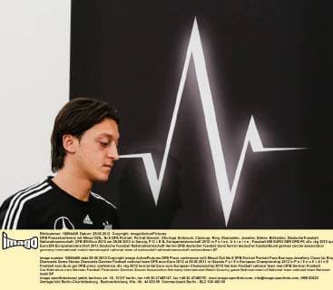 DFB Pressekonferenz mit Mesut ÖZIL, Nr.8 DFB Portrait, Porträt Gesicht, Ohrringe, Schmuck, Close-up, Ring, Diamanten, Juwelen, Steine, Brillanten, Deutsche Fussball Nationalmannschaft, DFB EM Euro 2012 am 25.06.2012 in Danzig, P O L E N, Europameisterschaft 2012 in P o l e n, U k r a i n e