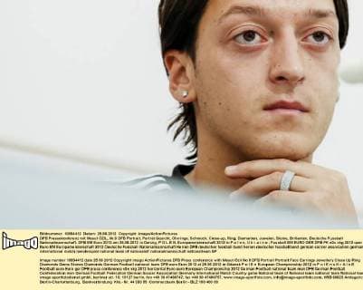 DFB Pressekonferenz mit Mesut ÖZIL, Nr.8 DFB Portrait, Porträt Gesicht, Ohrringe, Schmuck, Close-up, Ring, Diamanten, Juwelen, Steine, Brillanten, Deutsche Fussball Nationalmannschaft, DFB EM Euro 2012 am 25.06.2012 in Danzig, P O L E N, Europameisterschaft 2012 in P o l e n, U k r a i n e