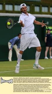 Wimbledon Championships 2012 AELTC,London, ITF Grand Slam Tennis Tournament, Philipp Petzschner (GER); Aktion,Einzelbild, Ganzkoerper,Hochformat,