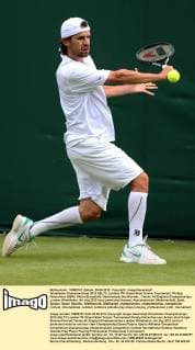 Wimbledon Championships 2012 AELTC,London, ITF Grand Slam Tennis Tournament, Philipp Petzschner (GER); Aktion,Einzelbild, Ganzkoerper,Hochformat,
