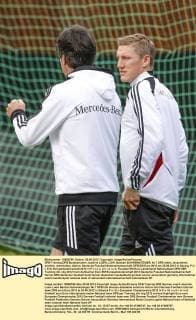 DFB-Training:DFB Bundestrainer Joachim LOEW, LÖW, Bastian SCHWEINSTEIGER, Nr.7 DFB reden, diskutieren, streiten, unterhalten, Aktion, Deutsche Fussball Nationalmannschaft, DFB EM Euro 2012 am 25.06.2012 in Danzig, P O L E N, Europameisterschaft 2012 in P o l e n, U k r a i n e