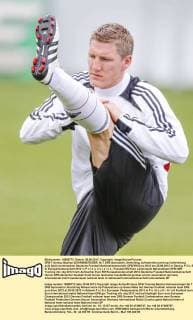 DFB-Training: Bastian SCHWEINSTEIGER, Nr.7 DFB Gymnastik, Stretching, aufwaermen,warm-up,Vorbereitung aufs Spiel,warmmachen Deutsche Fussball Nationalmannschaft, DFB EM Euro 2012 am 25.06.2012 in Danzig, P O L E N, Europameisterschaft 2012 in P o l e n, U k r a i n e
