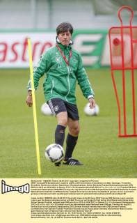 DFB-Training:DFB Bundestrainer Joachim LOEW, LÖW beim Slalom, Einzelaktion mit Ball, Ganzfigur, Freisteller, Einzelbild, Hochformat, Aktion, Ganzkörper, Einzelaufnahmen, Action Deutsche Fussball Nationalmannschaft, DFB EM Euro 2012 am 25.06.2012 in Danzig, P O L E N, Europameisterschaft 2012 in P o l e n, U k r a i n e