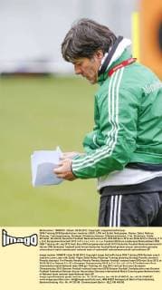 DFB-Training:DFB Bundestrainer Joachim LOEW, LÖW mit Zettel, Notizpapier, Papier, Zettel, Notizen, Planung, Trainingsplanung, Strategie, Elfmeterschiessen, Elfmeterschiessen, 11m, Strafstoss, Strafe, Elfmeter, Strafstoß, Deutsche Fussball Nationalmannschaft, DFB EM Euro 2012 am 25.06.2012 in Danzig, P O L E N, Europameisterschaft 2012 in P o l e n, U k r a i n e
