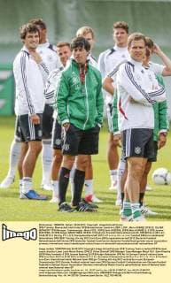 DFB-Training: Mannschaft steht hinter DFB Bundestrainer Joachim LOEW, LÖW , Mario GOMEZ, DFB 23, OLIVER BIERHOFF DFB Manager, Teammanager, Mesut ÖZIL, 8DFB,Sami KHEDIRA, 6DFB,Mats HUMMELS, 5 DFB,Jerome BOATENG, 20 DFB,Holger BADSTUBER, DFB Nr.14 Deutsche Fussball Nationalmannschaft, DFB EM Euro 2012 am 25.06.2012 in Danzig, P O L E N, Europameisterschaft 2012 in P o l e n, U k r a i n e
