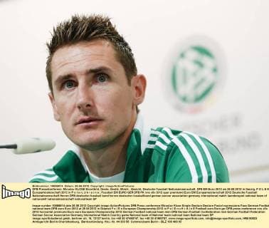 DFB Pressekonferenz: Miroslav KLOSE Einzelbild, Geste, Gestik, Mimik , Gesicht, Deutsche Fussball Nationalmannschaft, DFB EM Euro 2012 am 26.06.2012 in Danzig, P O L E N, Europameisterschaft 2012 in P o l e n, U k r a i n e