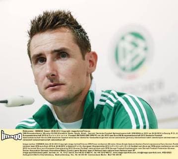 DFB Pressekonferenz: Miroslav KLOSE Einzelbild, Geste, Gestik, Mimik , Gesicht, Deutsche Fussball Nationalmannschaft, DFB EM Euro 2012 am 26.06.2012 in Danzig, P O L E N, Europameisterschaft 2012 in P o l e n, U k r a i n e