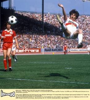 VfB Stuttgart - 1. FC Köln - Walter Kelsch (Stuttgart, re.) verarbeitet den Ball im Fliegen