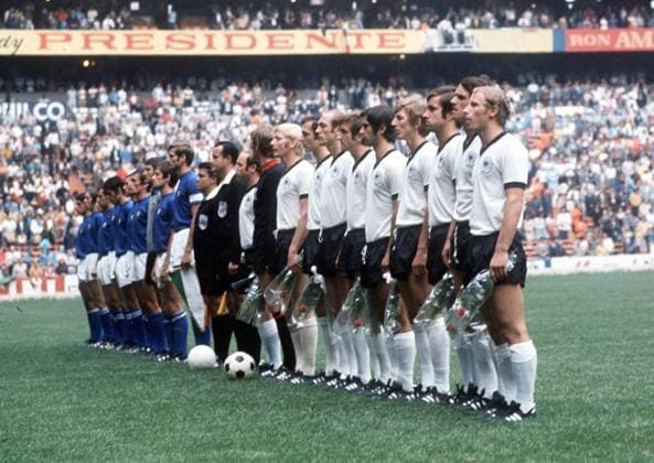 Fussball WM Weltmeisterschaft 1970 in, Halbfinale Italien vs. BRD Deutschland 4:3 n.V, beide Mannschaften zu Beginn des Spiels beim Abspielen der Nationalhymnen, 17.06.1970. Mexico City