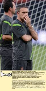 FUSSBALL INTERNATIONAL EURO 2012 Halbfinale 26.06.2012 Training der Portugiesischen Nationalmannschaft in Donetsk Trainer Paulo Bento (Portugal) nachdenklich 