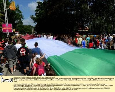Wieliczka 27 06 2012 Empfang für die italienische Nationalmannschaft: Kinder präsentieren eine 50m lange Nationalfahne allexsabba
