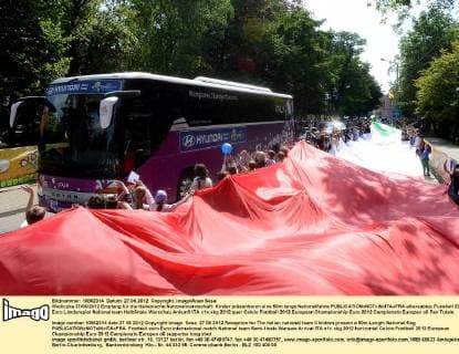 Wieliczka 27 06 2012 Empfang für die italienische Nationalmannschaft: Kinder präsentieren eine 50m lange Nationalfahne allexsabba