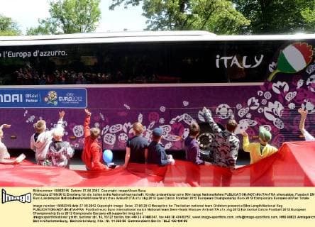 Wieliczka 27 06 2012 Empfang für die italienische Nationalmannschaft: Kinder präsentieren eine 50m lange Nationalfahne allexsabba