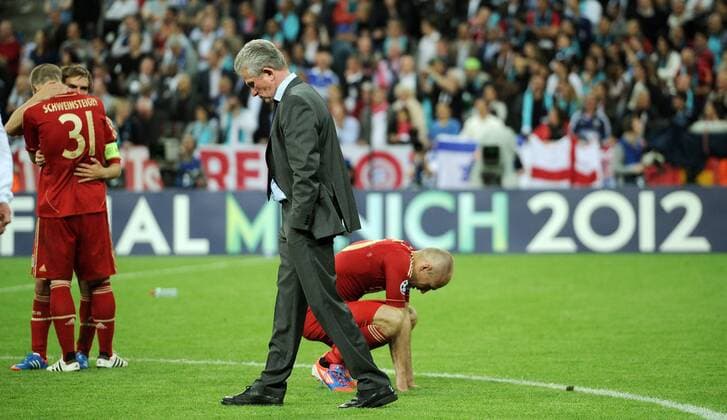 Samstag 19.05.2012, UEFA Champions League Finale, Saison 11 12 - in München, FC Bayern München - FC Chelsea, Philipp Lahm (FCB) tröstet Bastian Schweinsteiger (FCB), Trainer Jupp Heynckes (FCB) und Arjen Robben (FCB) enttäuscht DeFodi018
