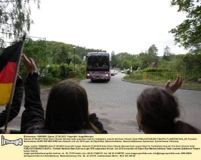 Gdansk 27.06.2012 Hotel Dwor Oliwski German team suporters wait for footballers outside the Dwor Oliwski Hotel  FLUMI270612kib_05