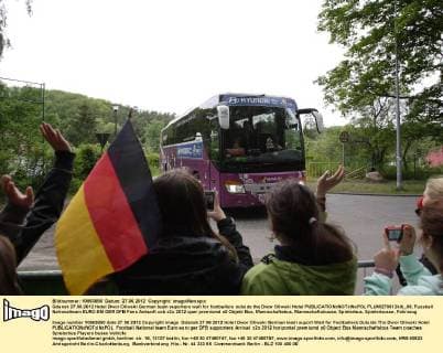 Gdansk 27.06.2012 Hotel Dwor Oliwski German team suporters wait for footballers outside the Dwor Oliwski Hotel  FLUMI270612kib_06