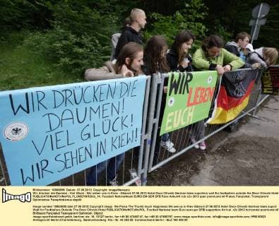 Wir drücken die Daumen - Viel Glück - Wir sehen uns in Kiew - Gdansk 27.06.2012 Hotel Dwor Oliwski German team suporters wait for footballers outside the Dwor Oliwski Hotel  FLUMI270612kib_14