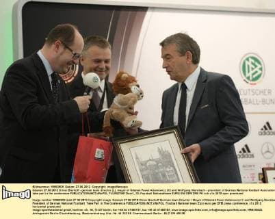 Gdansk 27.06.2012 Oliver Bierhoff - german team director (L), mayor of Gdansk Pawel Adamowicz (C) and Wolfgang Niersbach - president of German National football Asociation take part in the conference  FLUMI270612kon1_10