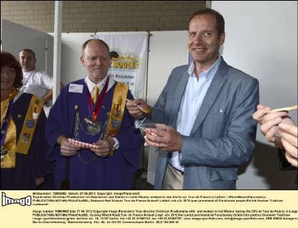 Tourdirektor Christian Prudhomme mit Ratsherren und Damen in voller Montur anlässlich des Starts zur Tour de France in Lüttich xPhotoNewsxPanoramicx 