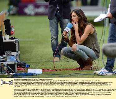 FUSSBALL EUROPAMEISTERSCHAFT 2012 HALBFINALE Portugal - Spanien 27.06.2012 TV-Moderatorin Sara Carbonero (Verlobte Torwart Iker Casillas) 