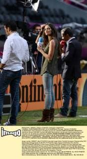 FUSSBALL EUROPAMEISTERSCHAFT 2012 HALBFINALE Portugal - Spanien 27.06.2012 TV-Moderatorin Sara Carbonero (Verlobte Torwart Iker Casillas) 