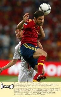 FUSSBALL - EURO 2012, POR vs ESP DONETSK,UKRAINE,27.JUN.12 - FUSSBALL - UEFA Europameisterschaft 2012 in Polen und der Ukraine, Halbfinale, Portugal vs Spanien. Bild zeigt Xabi Alonso (ESP) und Joao Pereira (POR). 