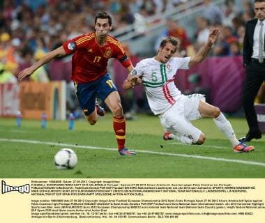 FUSSBALL EUROPAMEISTERSCHAFT 2012 HALBFINALE Portugal - Spanien 27.06.2012 Alvaro Arbeloa (li, Spanien) gegen Fabio Coentrao (re, Portugal) 