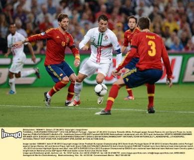 FUSSBALL EUROPAMEISTERSCHAFT 2012 HALBFINALE Portugal - Spanien 27.06.2012 Cristiano Ronaldo (Mitte, Portugal) gegen Sergio Ramos (li) und Gerard Pique (re, beide Spanien) 