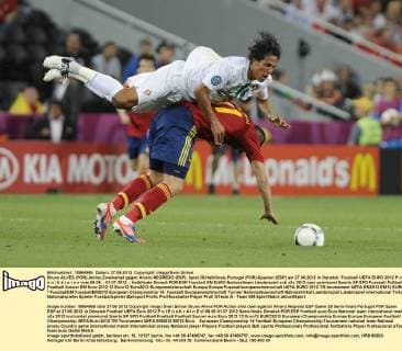 Bruno ALVES (POR),Aktion,Zweikampf gegen Alvaro NEGREDO (ESP). Spiel 29,Halbfinale,Portugal (POR)-Spanien (ESP) am 27.06.2012 in Donetsk. Fussball UEFA EURO 2012 P o l e n U k r a i n e vom 08.06. - 01.07.2012.
