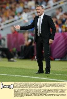 FUSSBALL EUROPAMEISTERSCHAFT 2012 HALBFINALE Portugal - Spanien 27.06.2012 Trainer Paulo Bento (Portugal) engagiert an der Seitenlinie 